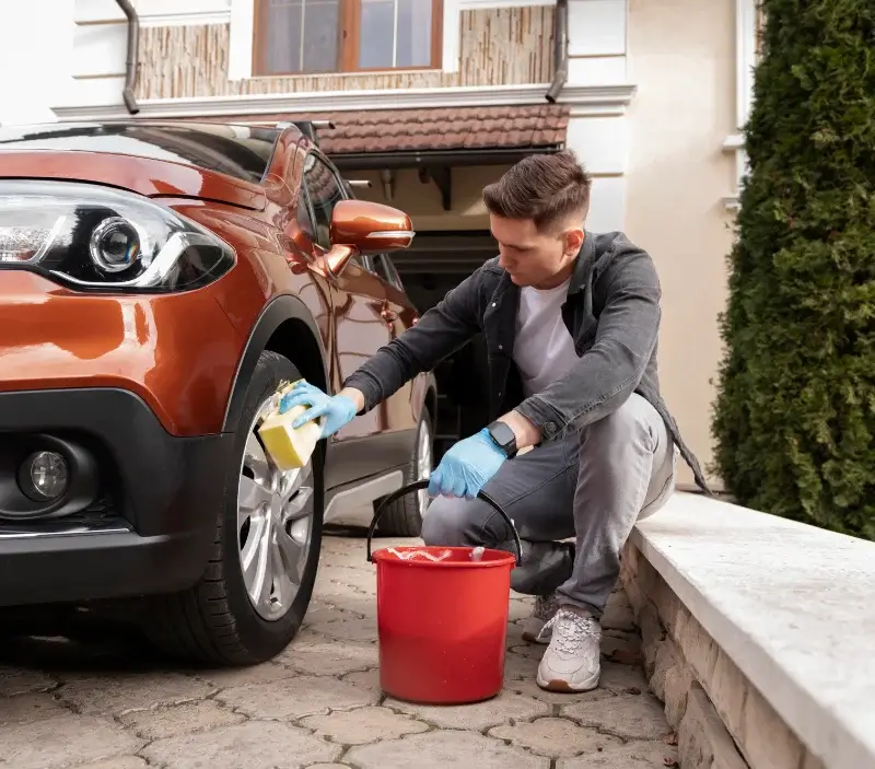 Lavage auto à domicile Saint-Privat-de-Vallongue : professionnel intervenant sur un véhicule